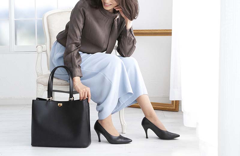 働く女性にぴったりののレディースのビジネスバッグは自立するバッグを選ぶとスマートな印象になる