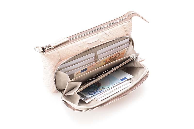 女性に人気のお財布ポシェットは、ファスナー・がま口タイプがさっと取り出せるので便利