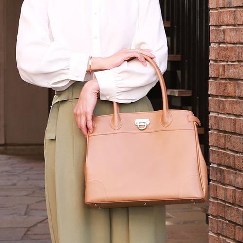 40代女性に人気のお仕事にぴったりのレディーストートバッグは傳濱野のクラシックトート