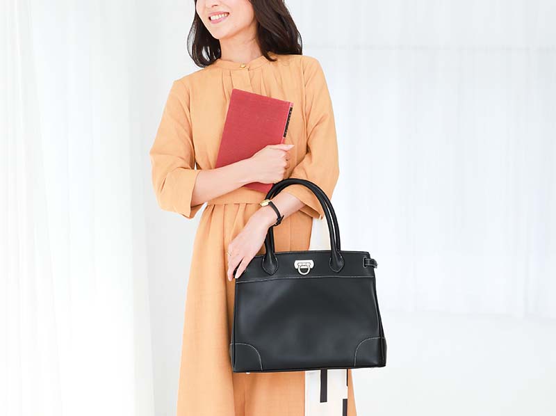 40代女性におすすめの品よく見えるきちんと感の通勤バッグは傳濱野はんどばっぐのクラシックトート