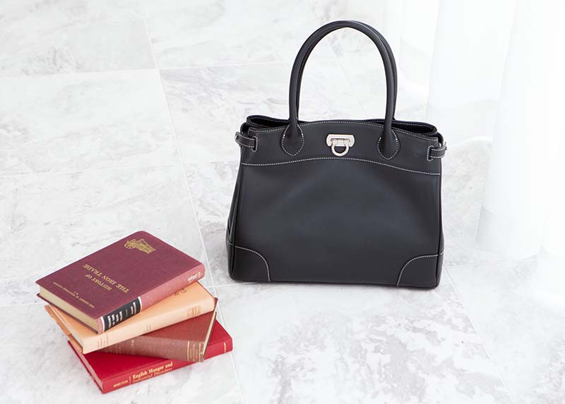 働く女性にぴったりのレディースのビジネスバッグ・お仕事バッグを選ぶポイントはA4サイズ以上の自立するバッグがおすすめ