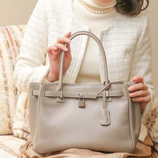 50代女性に人気の普段使いにったりのレディーストートバッグは傳濱野のミーティア