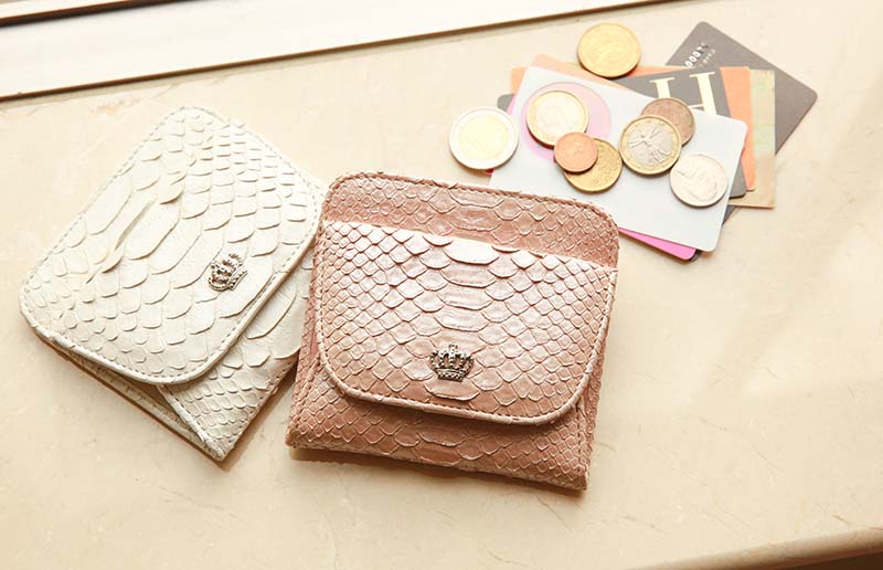 50代の女性におすすめの必要最低限の物だけいれるミニ財布は傳濱野はんどばっぐのポレット