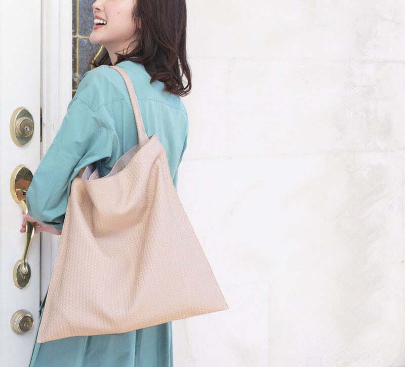 50代女性に人気の三角フォルムのトートバッグは傳濱野はんどばっぐのテレーゼ