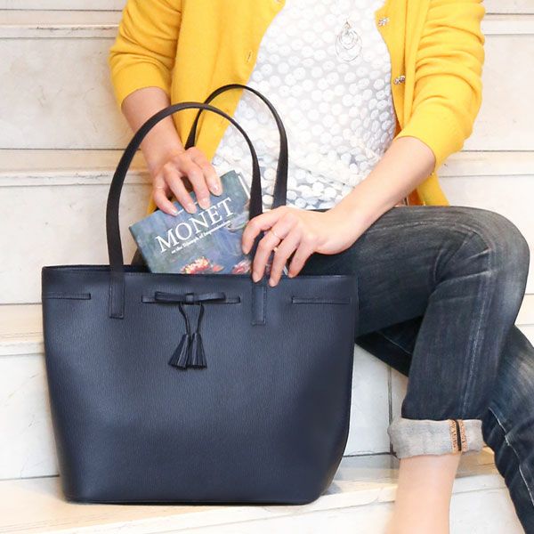 40代の女性に人気のレディーストートバッグを扱う国内ブランドのバッグは傳濱野のモーナネイビー