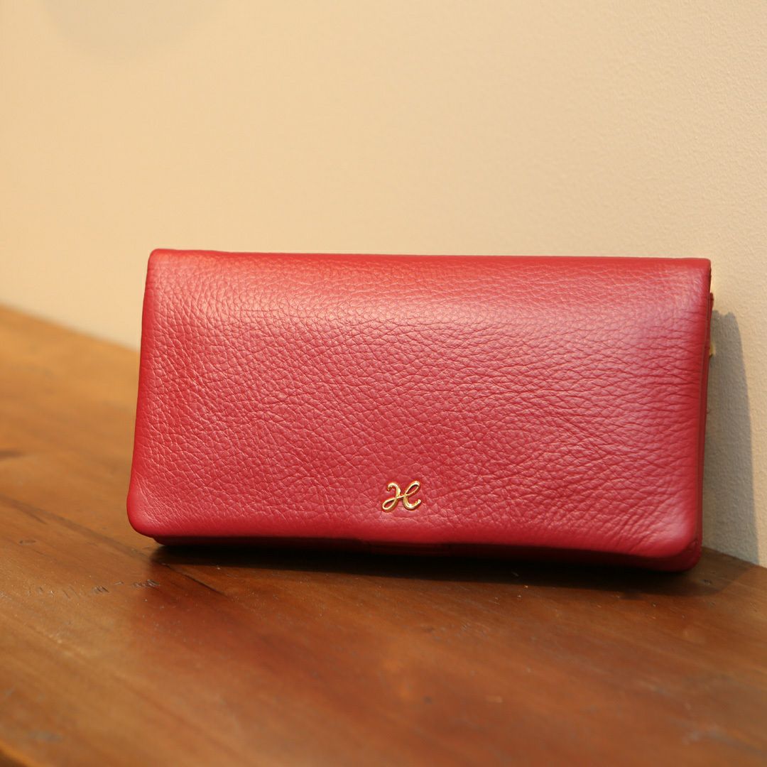 情熱カラーの赤いお財布のおすすめは、傳濱野はんどばっぐのリュフカフェリーチェ ワインレッド