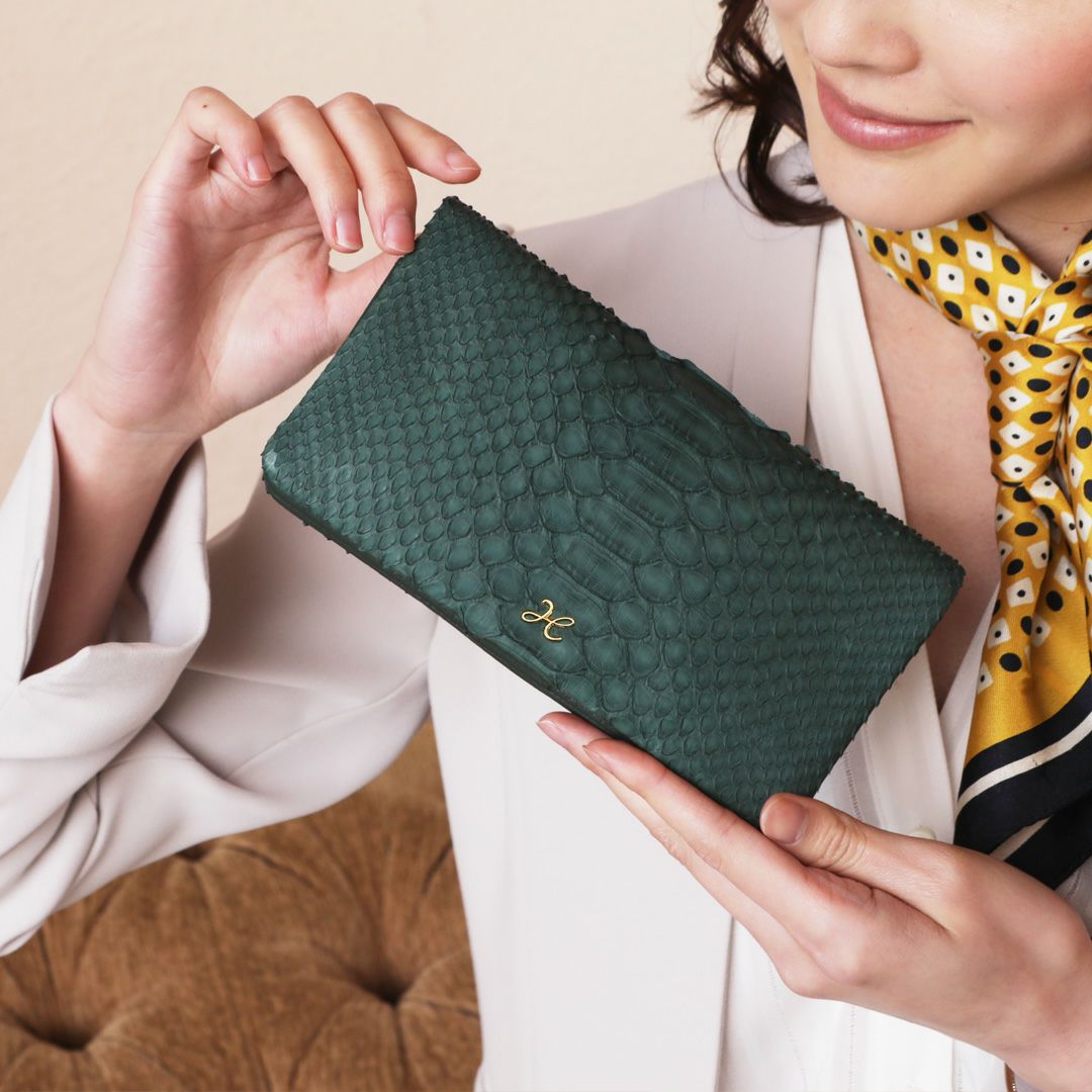 美しいエイジングが楽しめるレディースブランドのパイソン財布は傳濱野のエターナルグリーンです