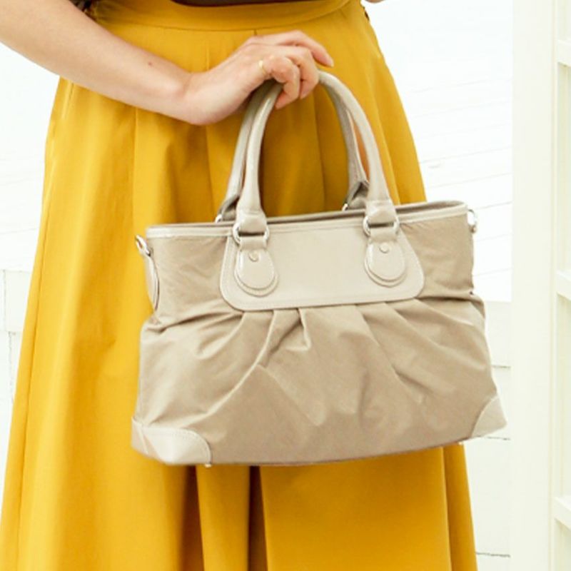 60代女性へのプレゼントにおすすめのナイロン製の軽いバッグは、傳濱野ハンドバッグのリタ