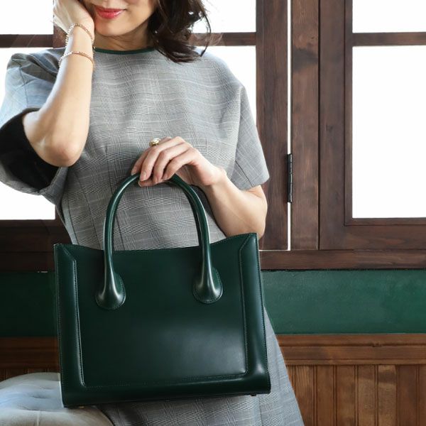 50代女性に人気の品よく持てる名作トートバッグは、傳濱野はんどばっぐのアールソイユ