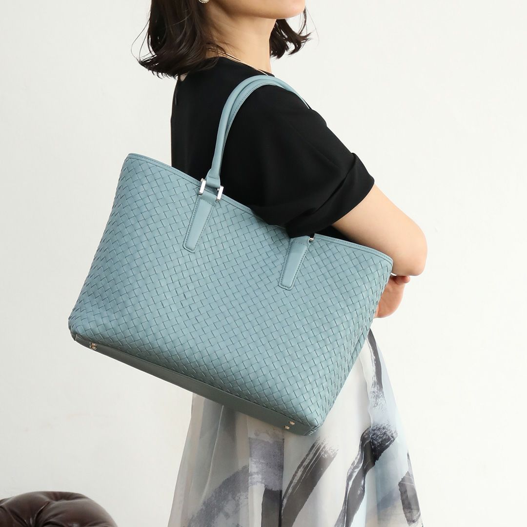 50代女性に人気の品よく持てる名作トートバッグは、傳濱野はんどばっぐのカフネブルジョン