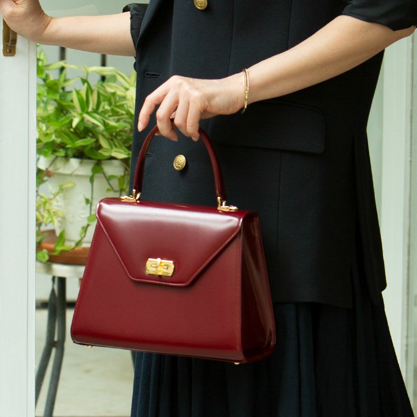 40代の女性におすすめの休日のお出かけにぴったりな上質バッグは傳濱野はんどばっぐのアールマイン