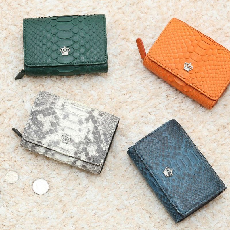コンパクトで使いやすい二つ折りミニ財布はは、傳濱野はんどばっぐのリトロ パイソン