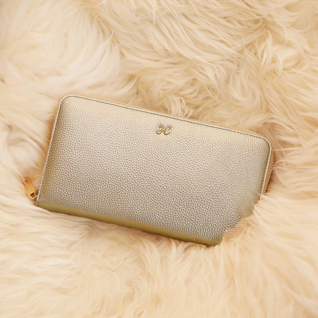 【傳濱野】老舗バッグ職人がお仕立てする、たっぷり容量の安心通帳ケースOriana（オリアーナ）