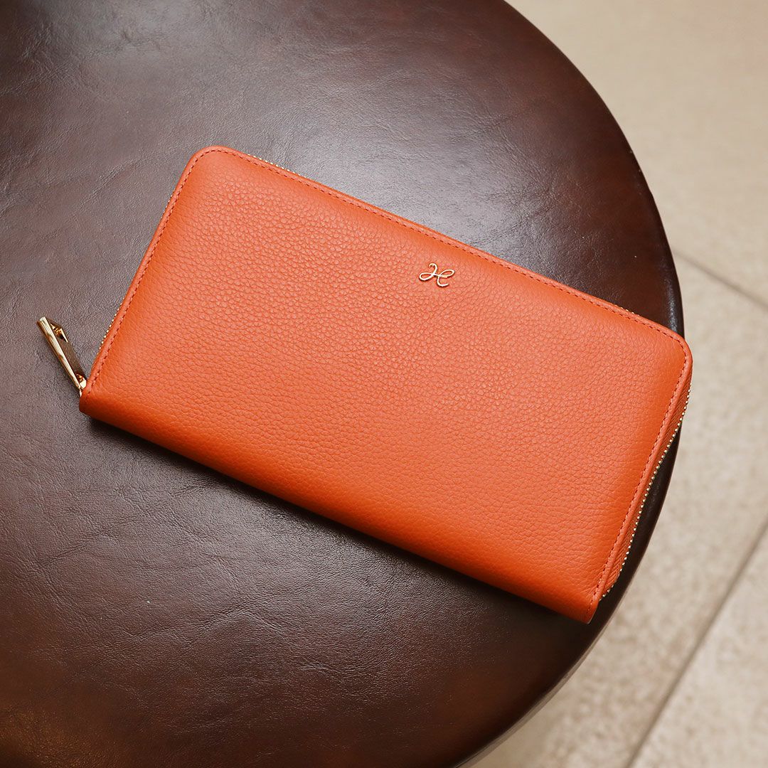 【傳濱野】老舗バッグ職人がお仕立てする、たっぷり容量の安心通帳ケースOriana（オリアーナ）