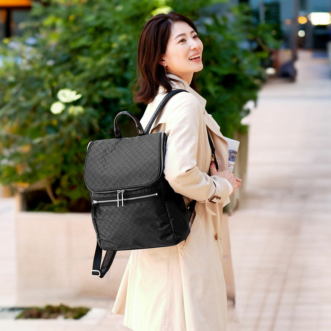 50代の女性におすすめレディースバッグブランドの軽くて上品なきれいめナイロンバッグはナイロン×異素材MIXもおすすめです