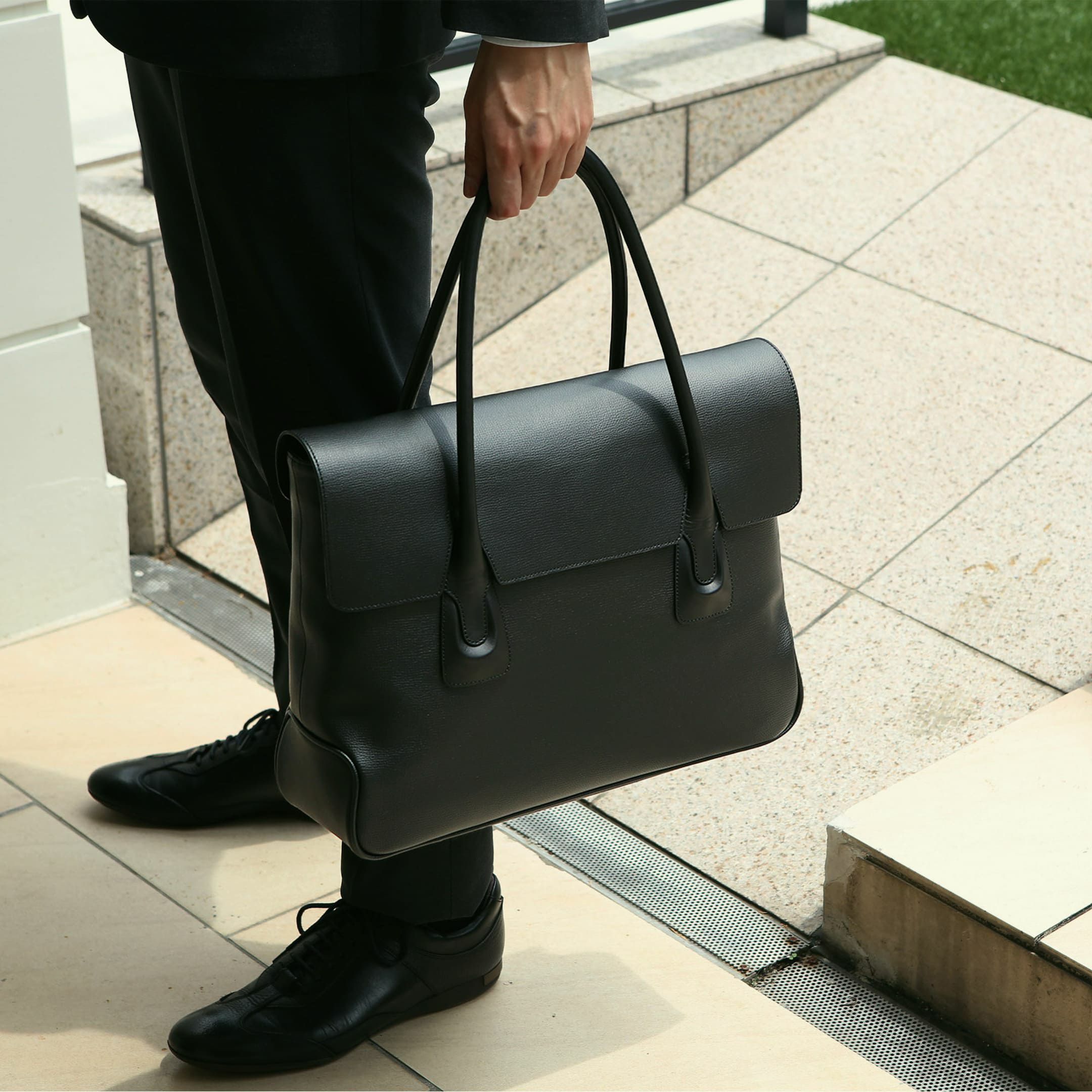 スーツに合わせるバッグの基本マナー